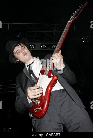 Pete Doherty tritt mit seiner Band Babyshambles im Forum in Kentish Town im Norden Londons auf. Der Gig war Dohertys erster seit dem Verlassen des Gefängnisses Anfang dieses Monats. Stockfoto