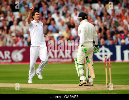 Der englische James Anderson feiert nach dem Bowling des neuseeländischen Brendon McCullum für 9 Läufe während des dritten npower Test Match in Trent Bridge, Nottingham. Stockfoto