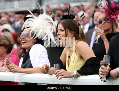 Pferderennen - Das Derby Festival 2008 - Ladies Day - Epsom Downs Racecourse. Rennfahrer feuern die Pferde auf der Epsom Downs Racecourse in Surrey an. Stockfoto