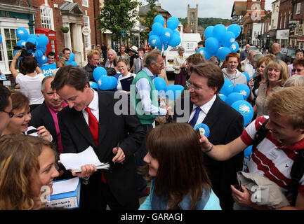 (Von links nach rechts) der Vorsitzende der Konservativen Partei, David Cameron, und der Kandidat John Howell begrüßen Parteiaktivisten in Henley-on-Thames. Stockfoto