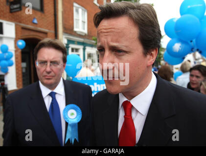 Der Vorsitzende der Konservativen Partei, David Cameron (rechts), spricht in Henley an der Themse zu Journalisten, während er mit dem konservativen Nachwahlkandidaten John Howell (links) wirbt. Stockfoto