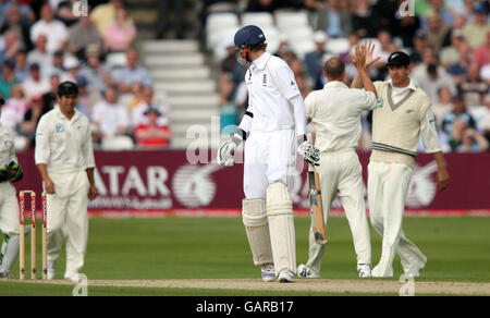 Englands Stuart Broad blickt zurück, nachdem er 64 von Neuseelands Chris Martin gezehrt wurde, der mit Jacob Oram feiert. Stockfoto