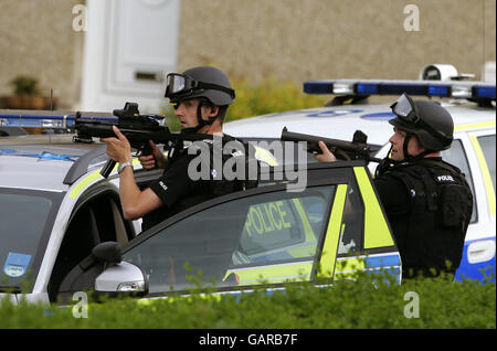 Bewaffnete Polizisten vor einem Haus in Falkirk. Beamte der Central Scotland Police waren an der Belagerung außerhalb des Grundstücks in Hallglen Terrace, Glen Village, beteiligt. Stockfoto