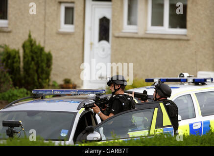 Bewaffnete Polizisten vor einem Haus in Falkirk. Beamte der Central Scotland Police waren an der Belagerung außerhalb des Grundstücks in Hallglen Terrace, Glen Village, beteiligt. Stockfoto