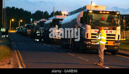 Tanker warten vor der Stanlow-Ölraffinerie in Ellesmere Port, Cheshire, nachdem Demonstranten den Eingang blockiert hatten, um Druck auf die Regierung und die Ölgesellschaften auszuüben, um die Preise zu senken. Stockfoto