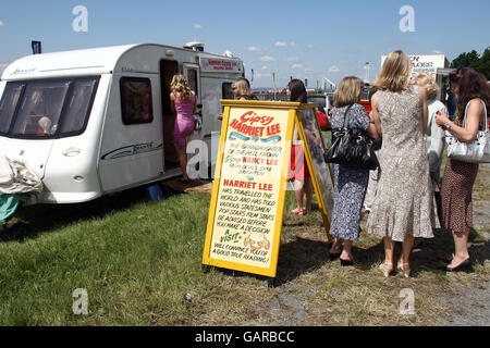 Rennfahrer suchen den Rat eines Wahrsagers auf der Epsom Downs Racecourse, Surrey. Stockfoto