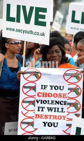 Demonstranten gegen Messer- und Waffenverbrechen marschieren durch den Trafalgar Square im Zentrum Londons. Stockfoto