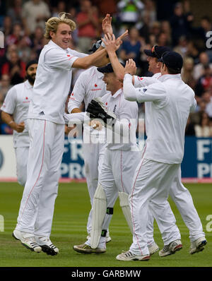 Der englische Stuart Broad feiert die Abwürgung des neuseeländischen Aaron Redmond für 2 Läufe während des dritten npower-Testmatches in Trent Bridge, Nottingham. Stockfoto