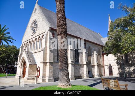 Historische alte Kalkstein-Architektur mit Bogenfenster in St. John's Anglican Church in Fremantle, Western Australia. Stockfoto