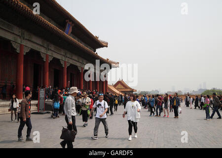 Chinesen und Ausländer, Touristen laufen durch die Halle der Harmonie bewahren in der verbotenen Stadt. Peking, China. 26.04 Stockfoto