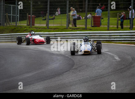 Historische Formel 3 Fahrzeuge runden Druiden Biegung in Brands Hatch, Legenden von Brands Hatch Superprix treffen Stockfoto