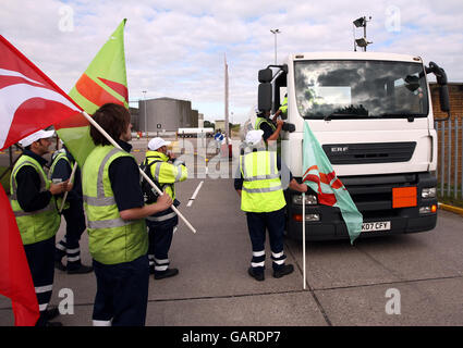 Picketers sprechen mit Tankern, die das Tanklager Kingsbury in der Nähe von Birmingham verlassen. Stockfoto