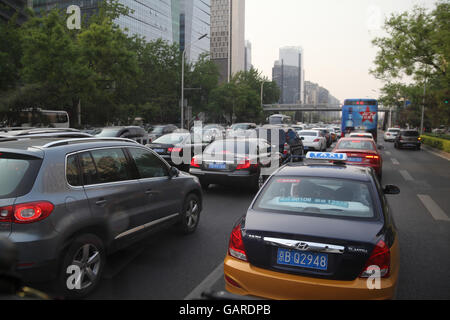 Schwere Stau, viele moderne Autos und ein Bus, einem Verkehrsunfall in den frühen Abend. Peking, China. 26.04.2016. Stockfoto
