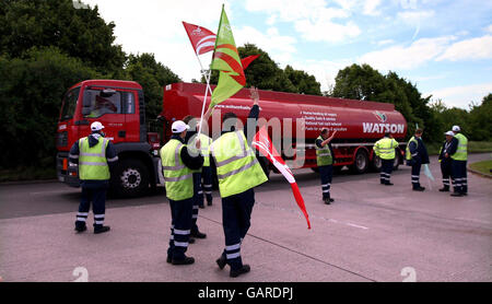 Picketers sprechen mit Tankern, die das Tanklager Kingsbury in der Nähe von Birmingham verlassen. Stockfoto