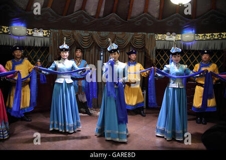 Mongolische Tänzer und Sänger, Männer und Frauen, mongolischen Kostüme tragen und auf Sie im 99 mongolische Jurten Restaurant durchzuführen. Peking, China. Stockfoto