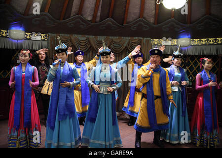 Mongolische Tänzer und Sänger, Männer und Frauen, mongolischen Kostüme tragen und auf Sie im 99 mongolische Jurten Restaurant durchzuführen. Peking, China. Stockfoto