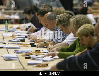 Die Auszählung der Stimmzettel beginnt bei der RDS in Dublin im entscheidenden Referendum zum Vertrag von Lissabon. Stockfoto