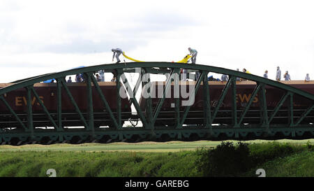 Demonstranten in einem Zug, der Kohle zum Drax-Kraftwerk in North Yorkshire transportiert, nachdem sie ihn südlich von Drax angehalten hatten. Stockfoto