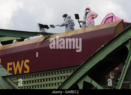 Demonstranten in einem Zug, der Kohle zum Drax-Kraftwerk in North Yorkshire transportiert, nachdem sie ihn südlich von Drax angehalten hatten. Stockfoto