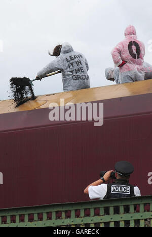 Zug von Klima-Demonstranten gestoppt Stockfoto