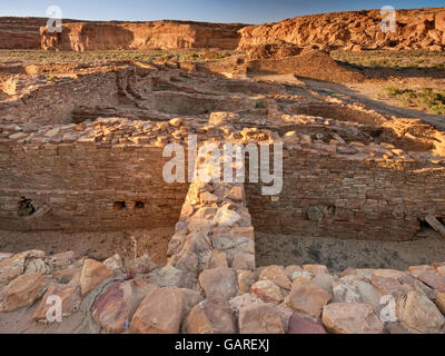 Pueblo del Arroyo, Anasazi Indianer Ruinen, North Mesa in Ferne, Sonnenuntergang, Chaco Culture National Historical Park, New Mexico, USA Stockfoto