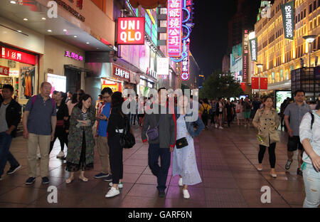 Massen von Menschen Streifen entlang der modischen Nanjing-Straße am Abend des 1. Mai Feiertag.  Shanghai, China. Stockfoto