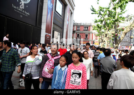 Massen von Chinesen Streifen entlang der modischen Nanjing-Straße am 1. Mai Urlaubswochenende.  Shanghai, China. Stockfoto