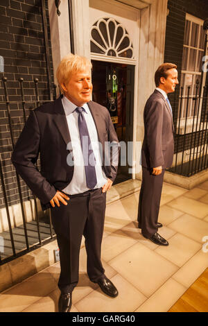 England, London, Madame Tussauds Wachsfiguren von Boris Johnson und David Cameron vor 10 Downing Street Stockfoto