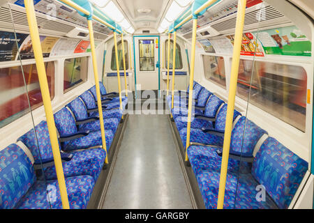 England, London, der unterirdische, leere U-Bahn-Wagen Stockfoto