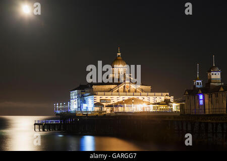 England, East Sussex, Eastbourne, Brighton Pier im Mondschein Stockfoto