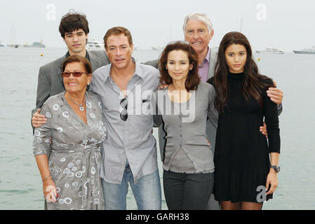 AP OUT Jean Claude Van Damme und seine Familie werden an einer Fotozelle am Majestic Pier in Cannes, Frankreich, gesehen. Stockfoto