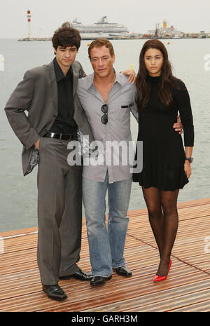 61. Filmfestspiele von Cannes - Van Damme Photocall. AP OUT Jean Claude Van Damme und seine Familie werden auf einer Fotozelle am Majestic Pier in Cannes, Frankreich, gesehen. Stockfoto