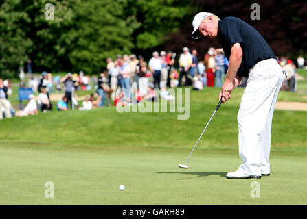 Der englische Richard Finch legt während der dritten Runde der Irish Open im Adare Manor Hotel & Golf Resort, Adare, Co Limerick, Irland, das 18. Grün an. Stockfoto