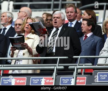 Fußball - FA Cup - Finale - Portsmouth gegen Cardiff City - Wembley Stadium. Peter Ridsdale, Vorsitzender von Cardiff City, vor dem Start an den Ständen Stockfoto