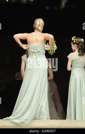 Zara Phillips (links) kommt zur Hochzeit ihres Bruders Peter mit Autumn Kelly in der St. George's Chapel, Windsor in der St. George's Chapel, Windsor. Stockfoto
