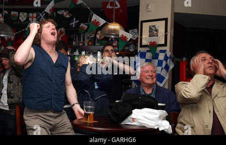 Fans von Cardiff City sehen eine Chance verpasst, als ihr Team beim FA Cup in einem Pub in Cardiff gegen Portsmouth verliert. Stockfoto