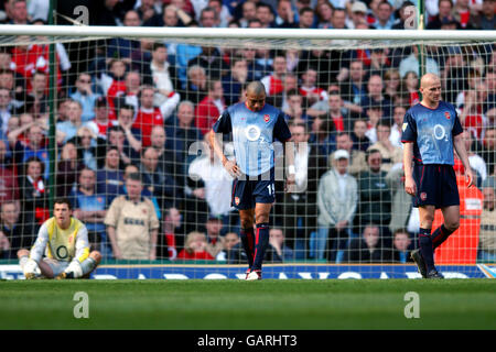 Fußball - FA Barclaycard Premiership - Aston Villa / Arsenal. Stuart Taylor, Gilberto Silva und Pascal Cygan von Arsenal nach dem Ausgleich von Aston Villa ein eigenes Tor von Kolo Toure Stockfoto