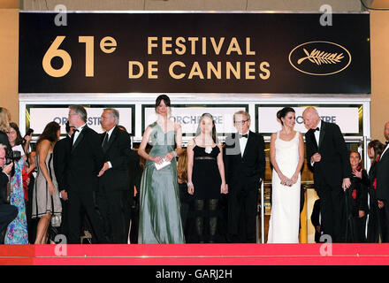 AP-AUSGANG. Rebecca Hall, Woody Allen, seine Frau Soon-Yi Previn und Penelope Cruz besuchen die Premiere von Woody Allens Vicky Cristina Barcelona bei den 61. Filmfestspielen in Cannes, Frankreich. Stockfoto