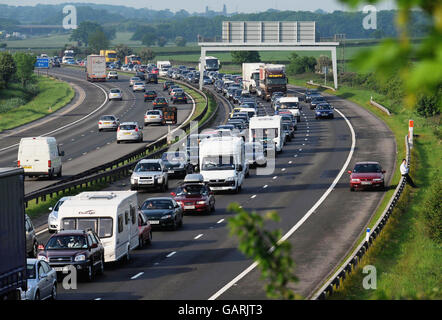 Auf der Autobahn M5 in der Nähe von Bristol wird viel Verkehr in Richtung Süden gefahren, da die Autofahrer für das Feiertagswochenende in das westliche Land fahren. Stockfoto