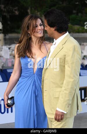 Arun Nayar und Elizabeth Hurley kommen zum Grand Prix und Fashion Unite in der Amber Lounge, Le Meridien Beach Plaza Hotel, Monaco. Stockfoto