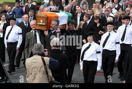 Sinn Fein Preisdent Gerry Adams (rechts) und Martin McGuinness (links) tragen den Sarg von Brian Keenan im Westen von Belfast. Der ehemalige hochrangige IRA-Kommandant, dessen Begräbnis am Donnerstag stattfand, wird eingeäschert. Stockfoto