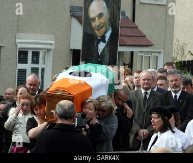 Sinn Fein Preisdent Gerry Adams und Martin McGuinness laufen hinter dem Sarg von Brian Keenan im Westen von Belfast. Der ehemalige hochrangige IRA-Kommandant, dessen Begräbnis am Donnerstag stattfand, wird eingeäschert. Stockfoto