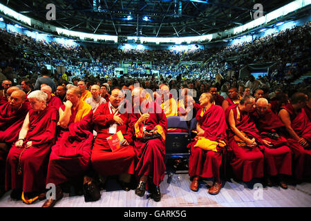 Das Publikum erwartet den Dalai Lama in der Nottingham Arena. Heute ist der erste Tag einer fünftägigen Konferenz, an der der Dalai Lama teilnimmt. Stockfoto