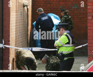 EDITOREN BITTE BEACHTEN SIE, DASS EINIGE GESICHTER VERDECKT sind.Gardai und die Verteidigungskräfte untersuchen den Schauplatz eines Rohrbombenanschlags im Bereich Spitalfields in Dublin. Stockfoto