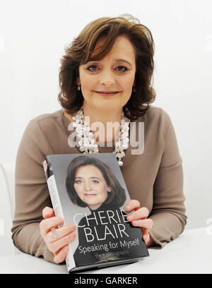 Cherie Booth bei einer Buchsignierveranstaltung beim Guardian Hay Festival. Stockfoto