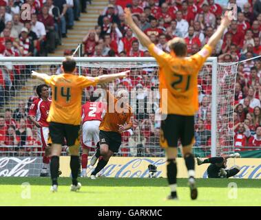 Fußball - Coca-Cola Football League Championship - Play Off - Finale - Hull City gegen Bristol City - Wembley Stadium. Dean Windass (c) von Hull City feiert das Tor zum Eröffnungstreffer des Spiels Stockfoto