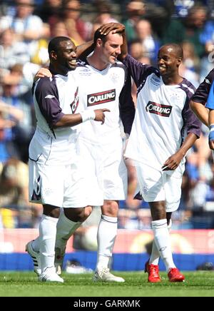 Kris Boyd (Mitte) der Rangers feiert mit den Teamkollegen Jean Claude Darcheville (links) und DaMarcus Beasley, nachdem sie das Eröffnungstreffer des Spiels erzielt haben. Stockfoto