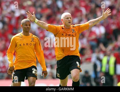 Fußball - Coca-Cola Football League Championship - Play Off - Finale - Hull City gegen Bristol City - Wembley Stadium. Dean Windass von Hull City feiert mit Teamkollege Fraizer Campbell das Eröffnungstreffer des Spiels (l) Stockfoto