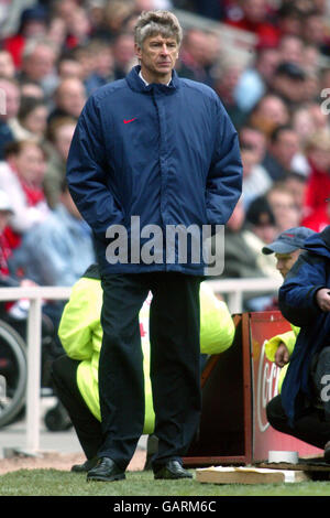 Fußball - FA Barclaycard Premiership - Middlesbrough / Arsenal. Arsenal-Manager Arsene Wenger beobachtet das Spiel von der Touch-Line aus Stockfoto