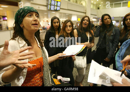 Chantal Burns (links) aus St. Albans in Hertfordshire und andere Passagiere kommen am Flughafen Gatwick an, nachdem sie seit Sonntag in Ägypten gestrandet sind, weil sie an dem Flugzeug, auf dem sie fliegen sollten, einen Fehler hatten. Stockfoto